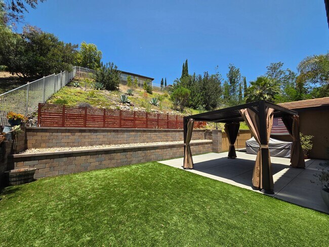 Building Photo - Large 4 Bedroom Home in Rolling Hills Ranch!