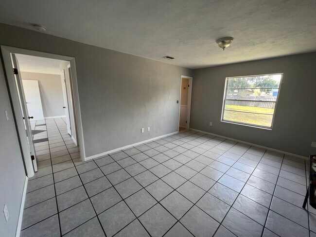 Master Bedroom - 904 Emma St