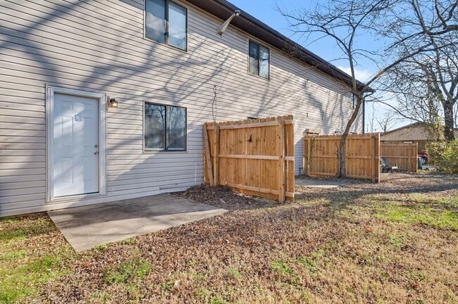 Building Photo - 1045 Happy Holw