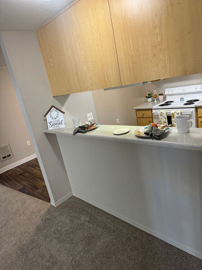 Building Photo - Life Just Got Better Come See For Yourself At Powell Court Apartments!!