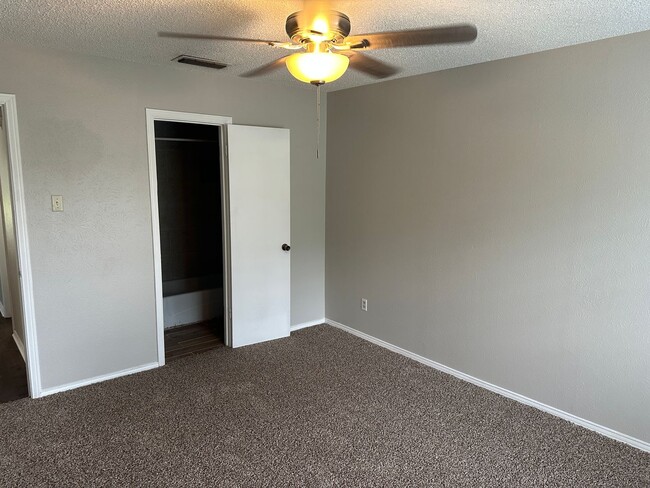 Building Photo - Great Duplex in Irving!