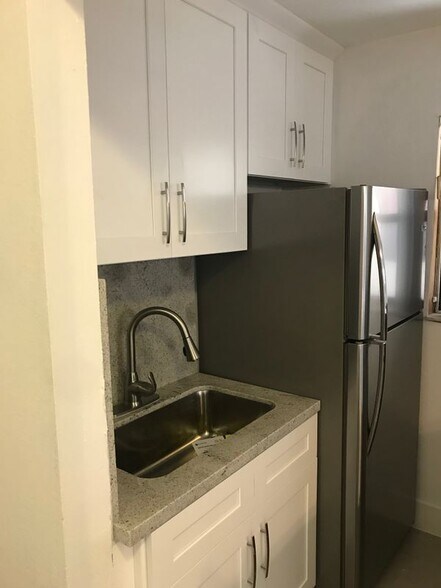 Building Photo - 142 SW 18th Ave