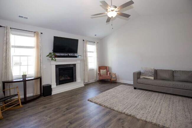 Building Photo - "Spacious 4-Bedroom Gem with 3 Full Baths - 2344 Sq Ft of Comfort on Stackhouse Drive!"