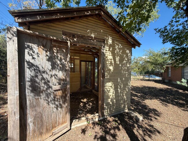 Building Photo - Walk to St. Edwards University!-2711 Littl...