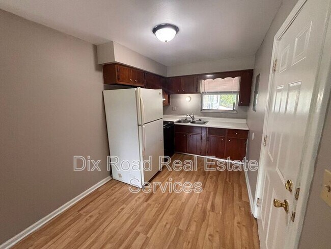 Building Photo - 1708 W Riverview Ave