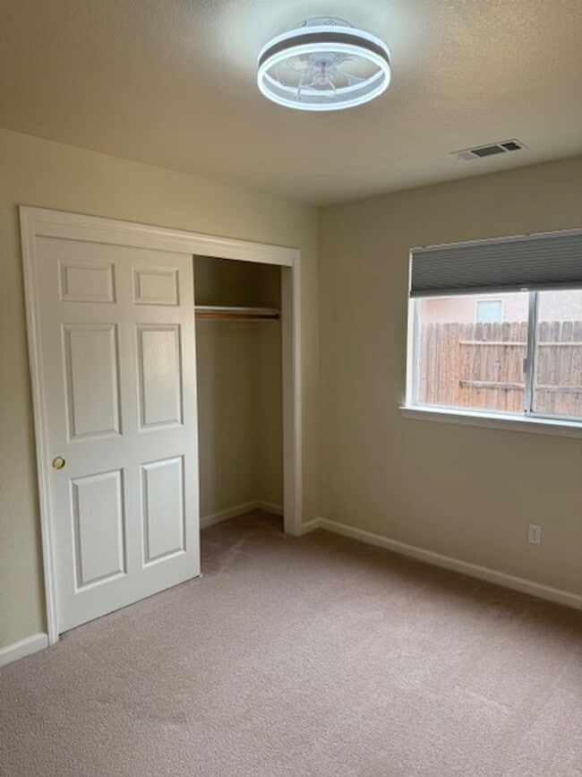 Building Photo - Home in Country Heights Subdivision Area w...