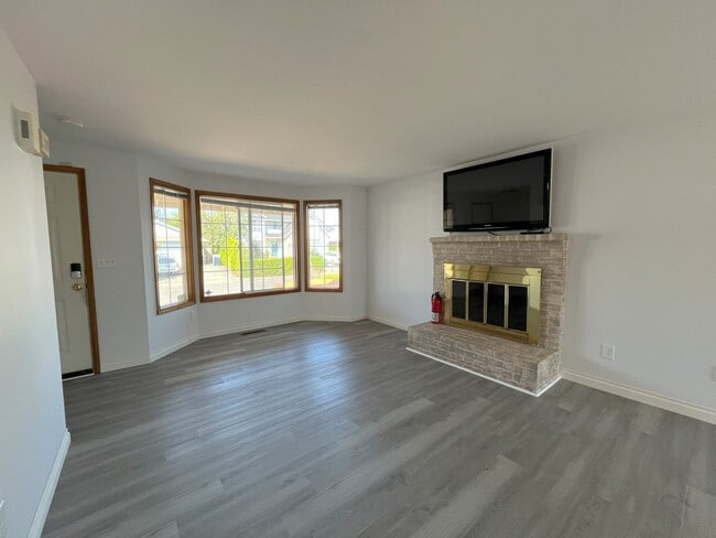 Building Photo - Spacious 4-Bedroom, 2.5-Bathroom Home with...