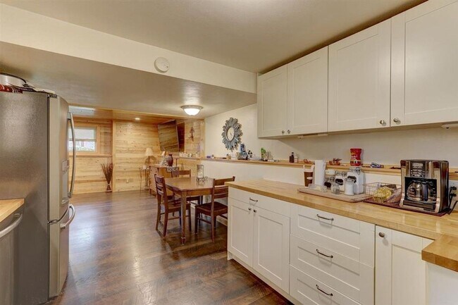 Building Photo - Sun Prairie Duplex