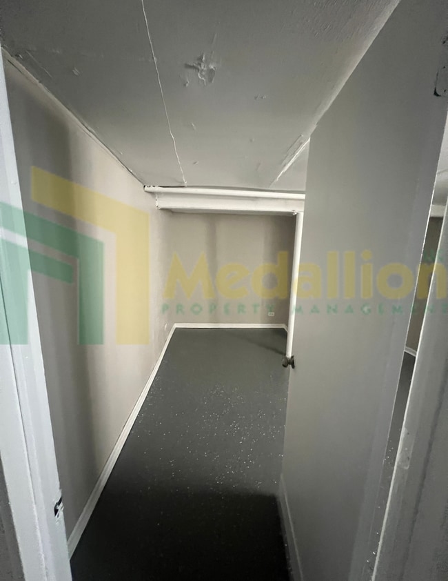 Building Photo - Spacious 4-5 Bedroom, 2-Bath Corner Lot Ho...