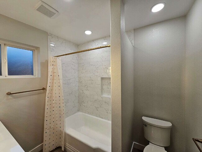 Building Photo - 2025 Lee St