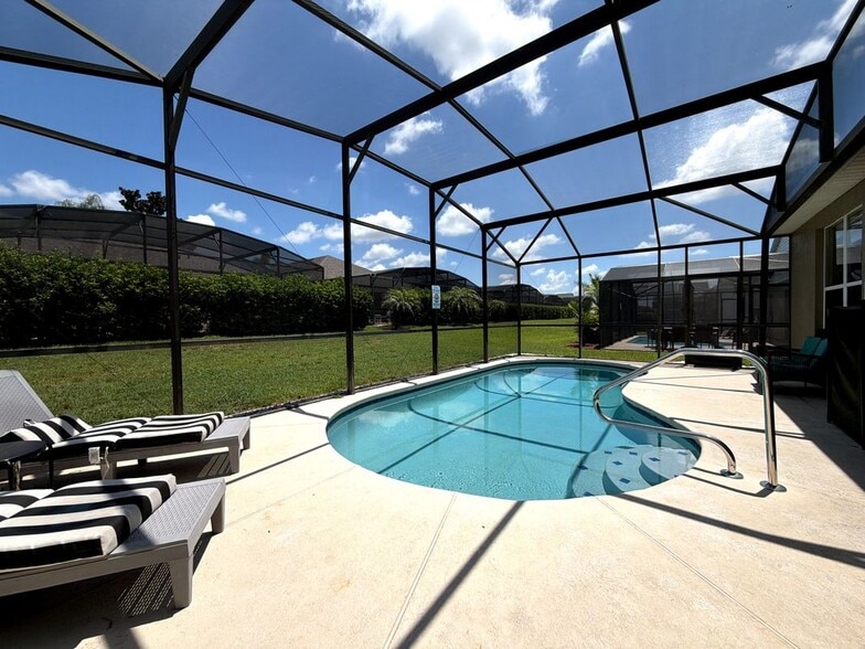 Building Photo - 8127 Fan Palm Way