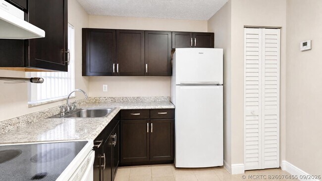 Building Photo - 416 Lakeside Dr