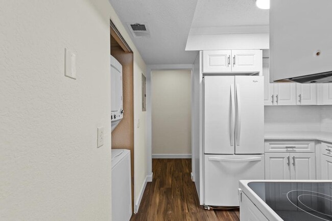 Building Photo - 3918 La Mirada Dr N