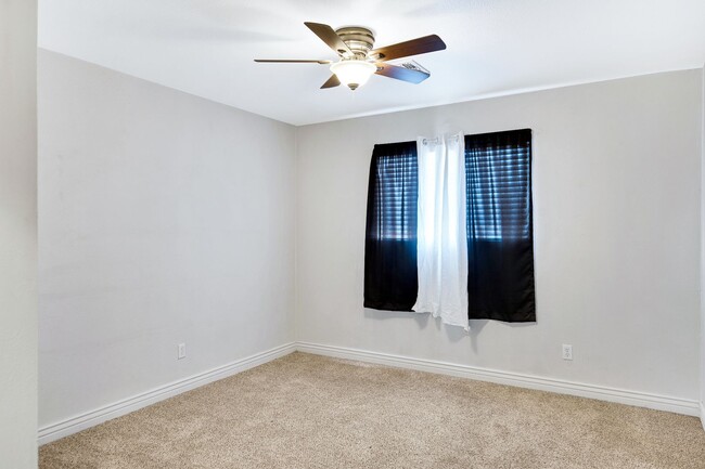 Building Photo - 4 Bedroom Home in Heart of Tempe!