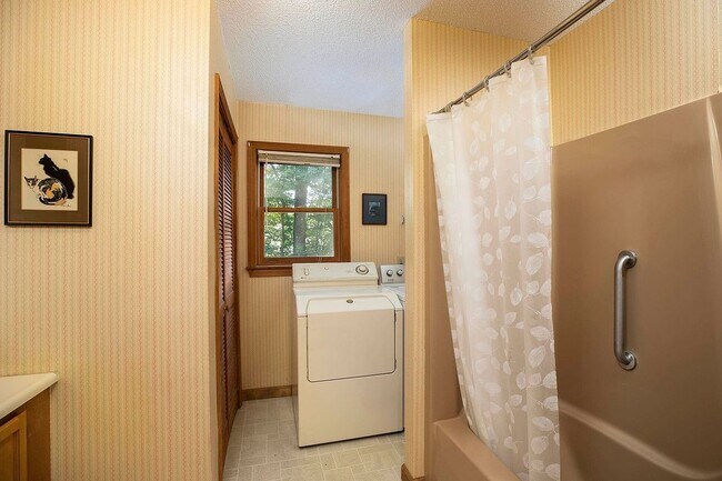 Building Photo - 42 Cottage Cir