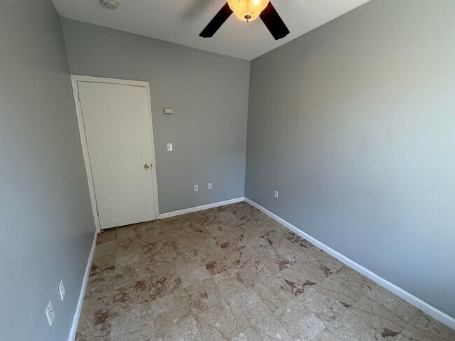 Building Photo - 619 38th St