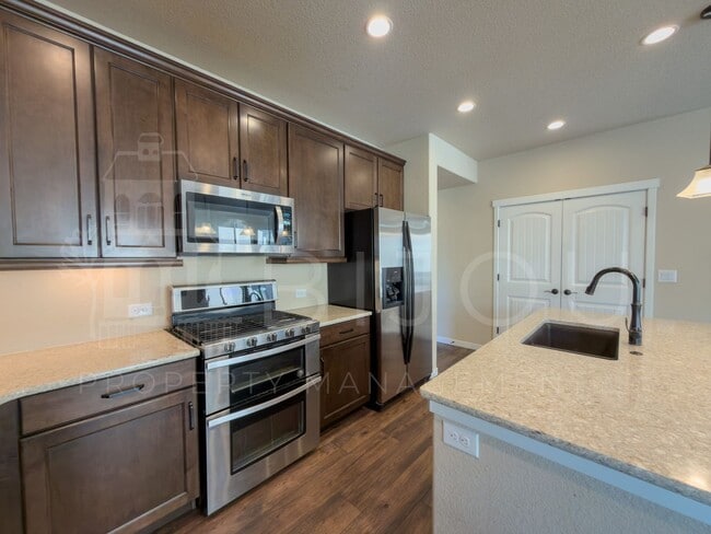 Building Photo - Spacious 4 Bedroom!!