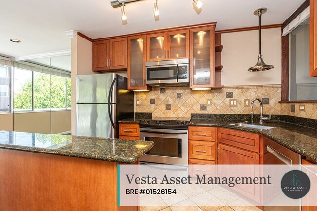 Building Photo - Your Bay Area Escape Awaits in Beautiful Tiburon