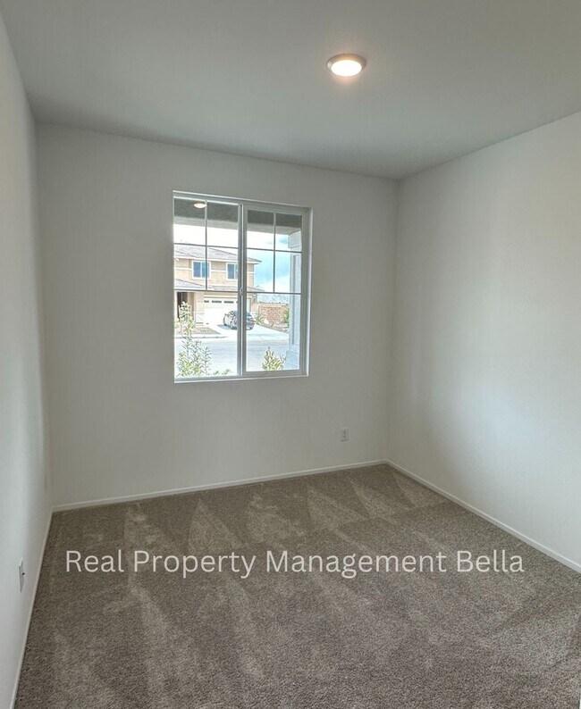 Building Photo - Modern Luxury Awaits: Discover Your Dream Home!