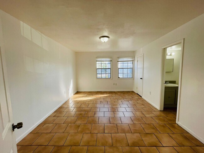 Building Photo - Modern 2BD/1.5BA Condo in Orlando – HOA Community with Lawn Care Included