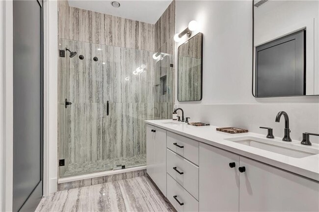 Building Photo - 580 Heatherden Ave