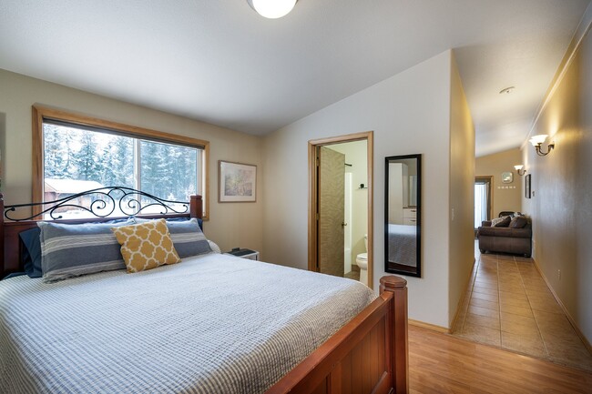 Building Photo - Avail. February thru April 30. 1 bedroom w...