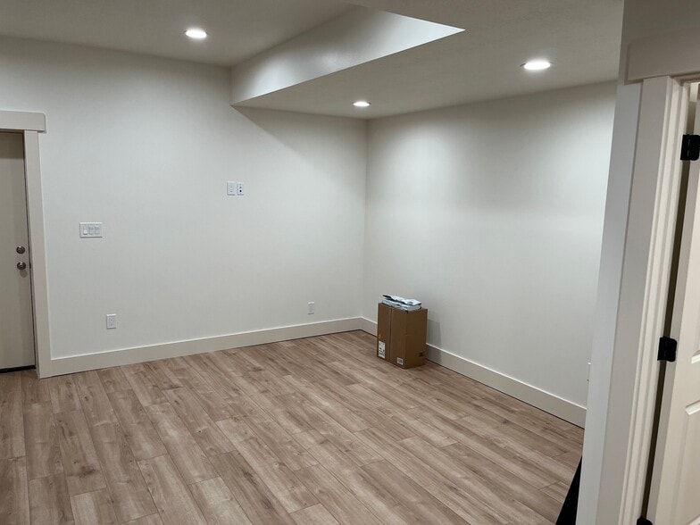 Building Photo - 818 W Mnr Crst Ln