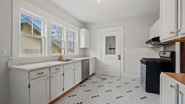 Building Photo - Single-family historic home in West Central with porch and private courtyard.