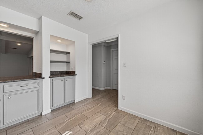 Building Photo - 11811 Beverly Dr