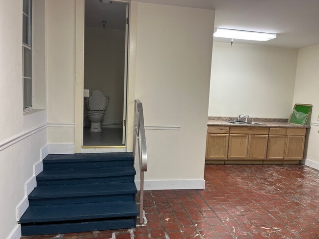 Building Photo - 110-A E Commerce St