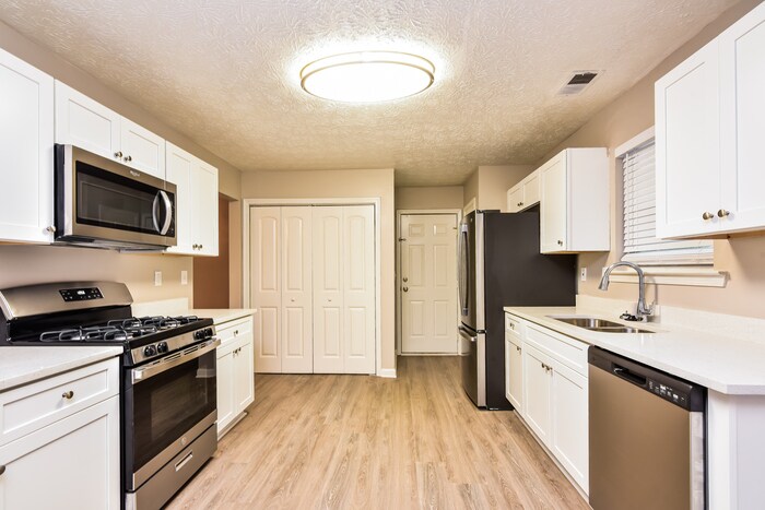 Building Photo - 5866 Homestead Cir