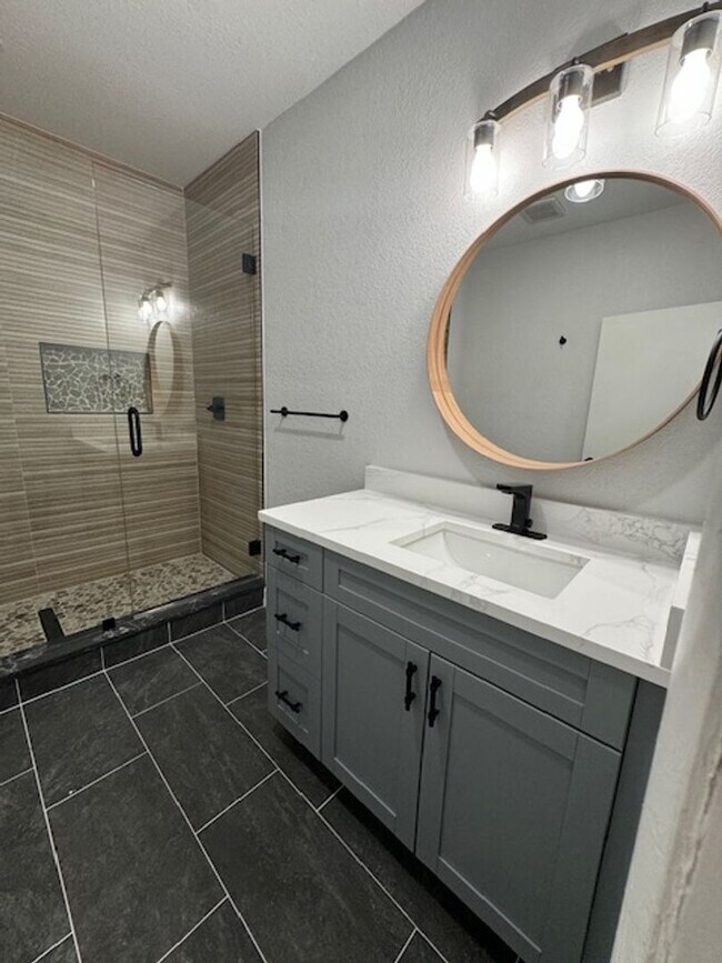 Building Photo - Beautiful 2/2 Bungalow in River Heights!