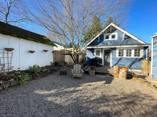 Building Photo - Charming Milwaukie Craftsman Home with Fen...