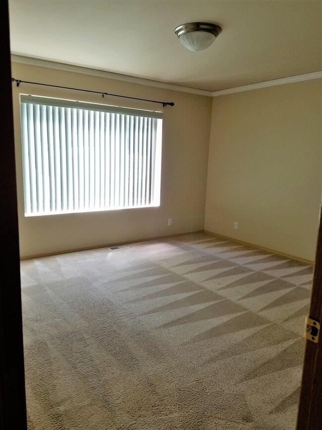 Building Photo - 4 Bedroom 2.5 Bath plus Bonus Room in East...