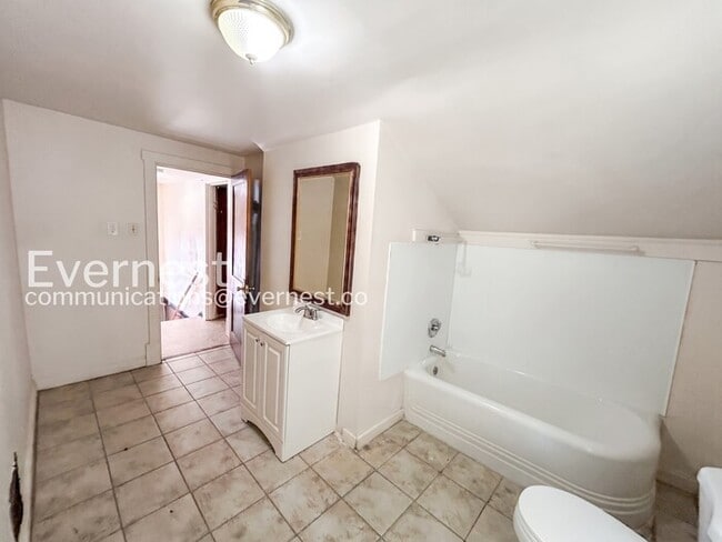 Building Photo - 3 Bed, 2 Bath Home with Off-Street Parking / Vouchers Accepted / Available Now!