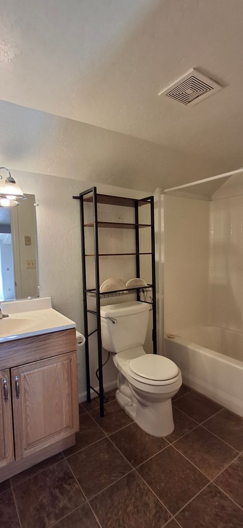 Building Photo - Newly Remodeled (Reduced!)