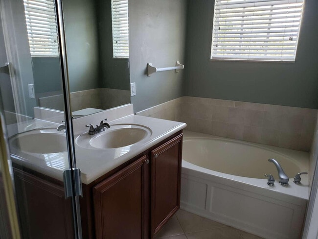 Building Photo - 356 W Thatch Palm Cir