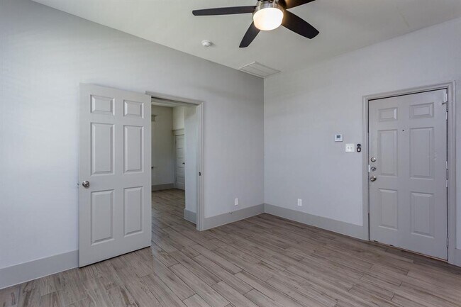 Building Photo - 215 N Milby St