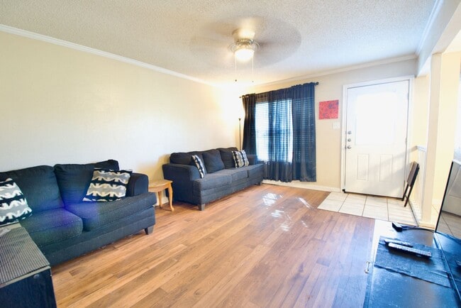 Building Photo - Centrally Located 1 Bedroom Unit