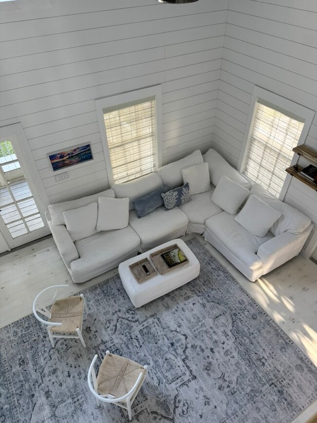 Building Photo - 2732 Weeks Ave