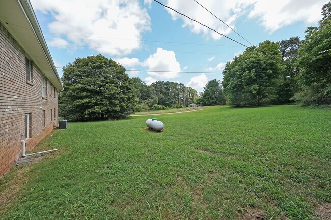 Building Photo - 3/1 Ranch home on 4 Acres close to shopping and dining in Canton!