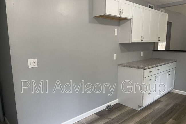 Building Photo - 2413 SW Mission Ave