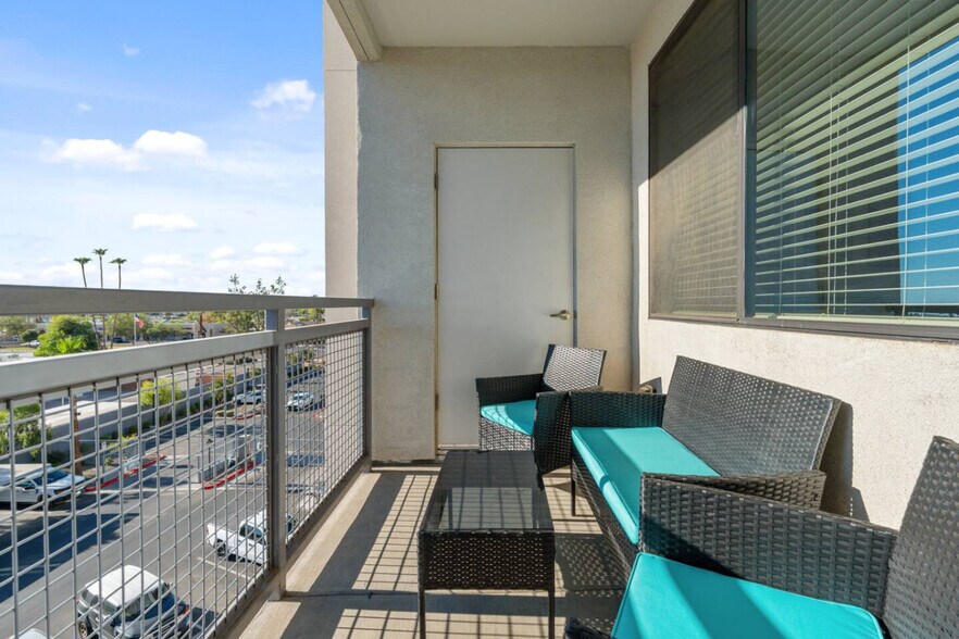 Building Photo - 711 W Broadway Rd