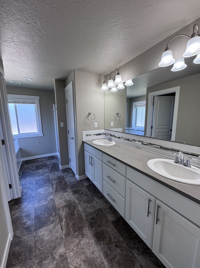 Building Photo - 9543 W Goldenpond Ct