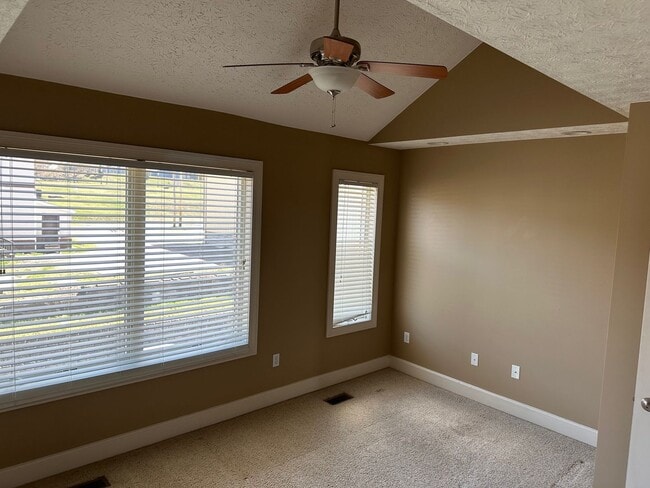 Building Photo - 2 Bedroom/2.5 Bath Townhome located in a Gated Community with a Water Front View! Available on 8/...