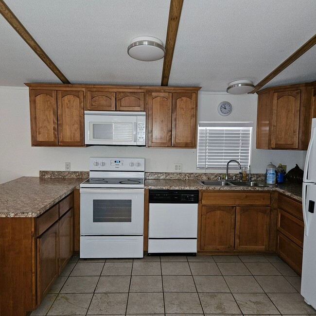 Building Photo - Furnished 2 bedroom, 2 bath available now