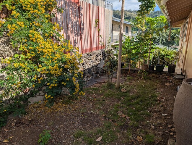 Building Photo - Ocean view upstairs 3 bed 2 bath 2 parking duplex near Likelike Hwy