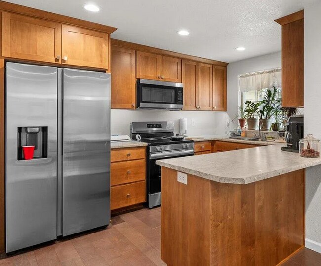 Building Photo - 3BED2BATH - NEWLY REMODELED, 2CAR GARAGE, LARGE FENCED YARD, WASHER/DRYER