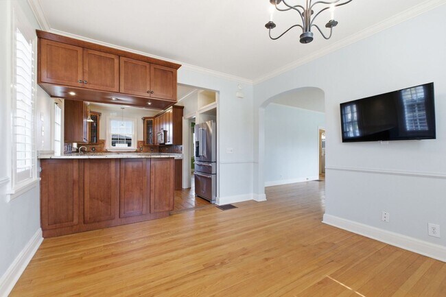 Building Photo - 1 Month's Free Rent - 5 Bedroom Home Between 12 South and Oak Hill