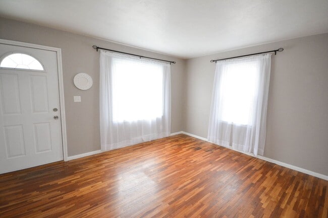 Building Photo - Impeccable updated home just blocks from downtown!